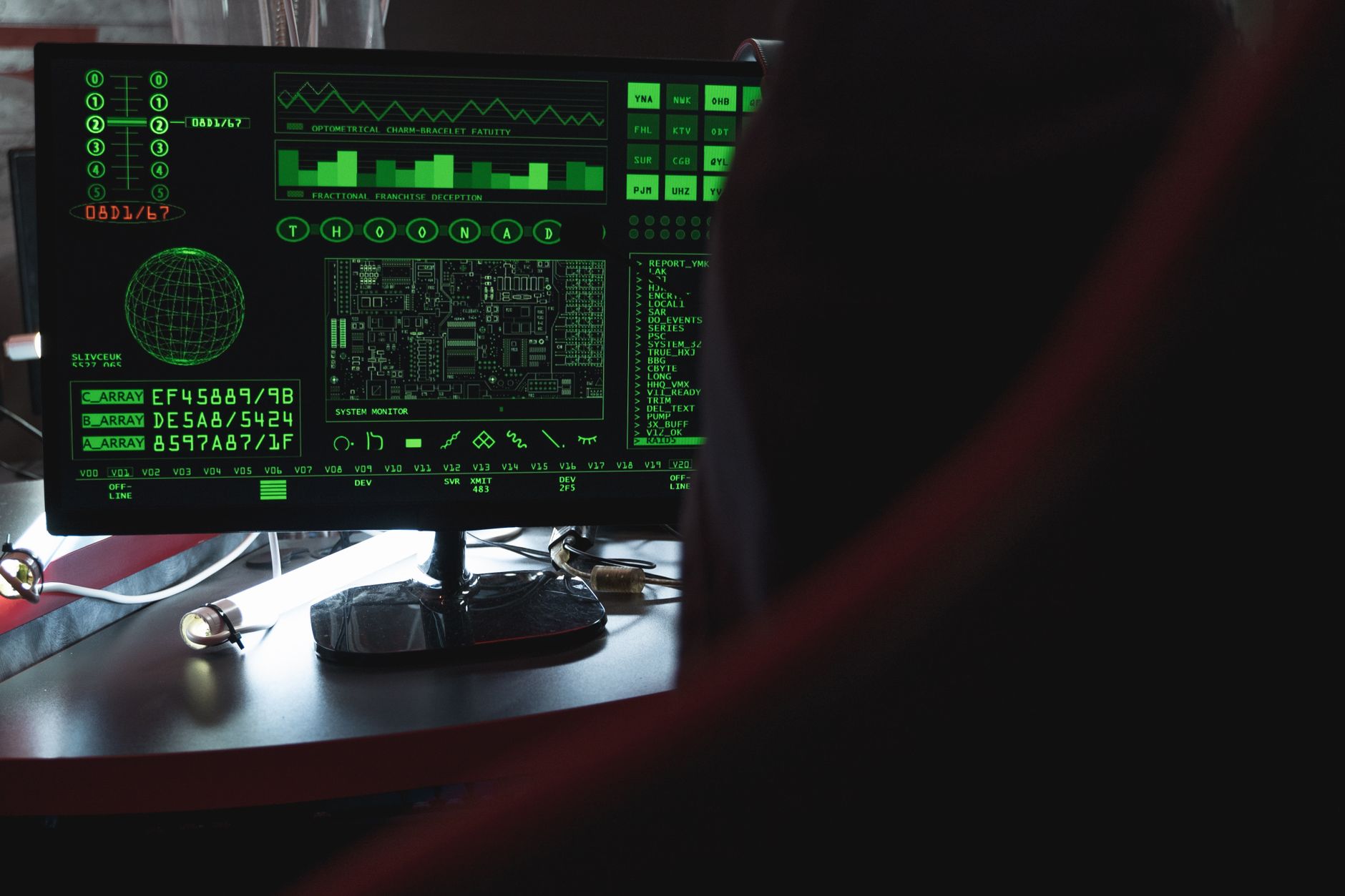 Monitor z zielonym kodem symbolizującym zabezpieczenia sieci przemysłowej