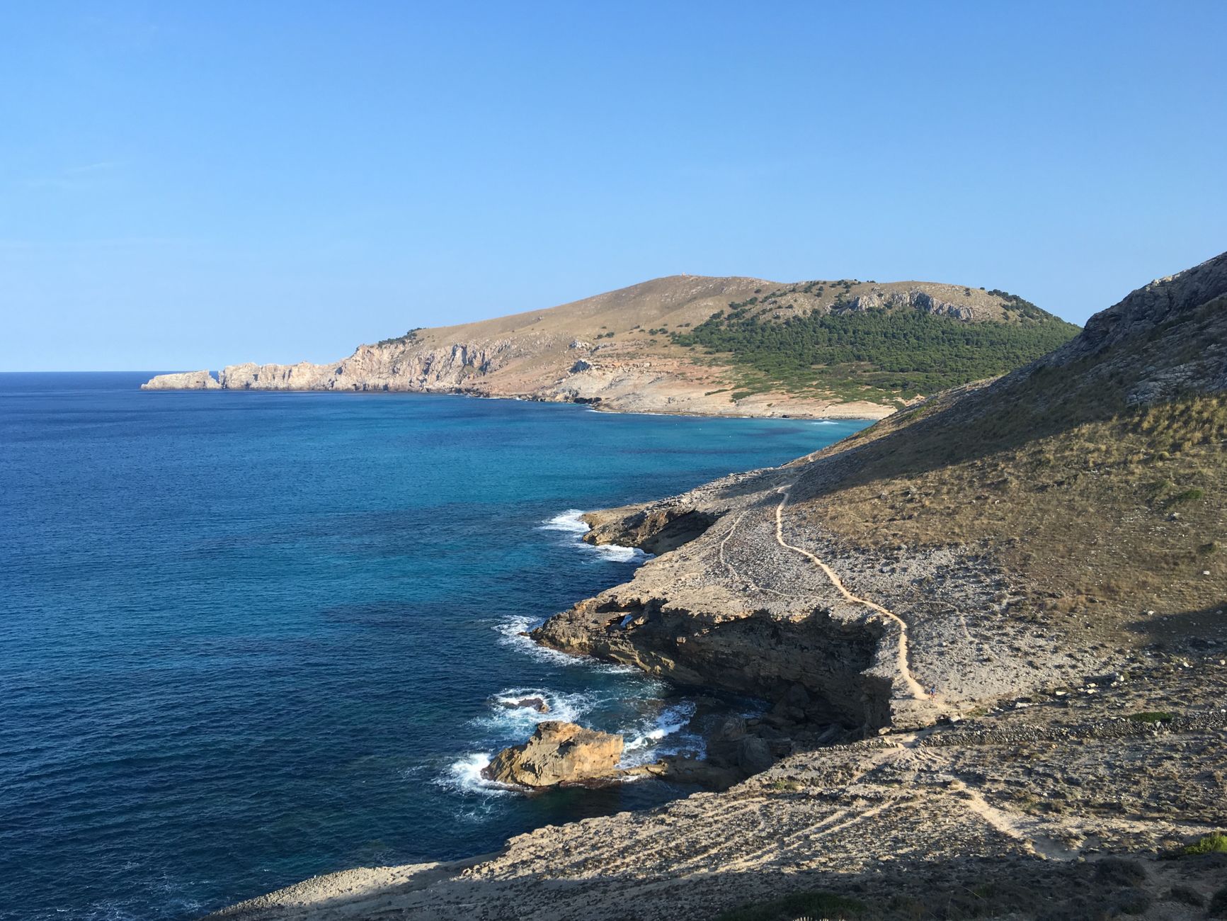 Skaliste wybrzeże Cala Mesquida na Majorce z turkusowym morzem