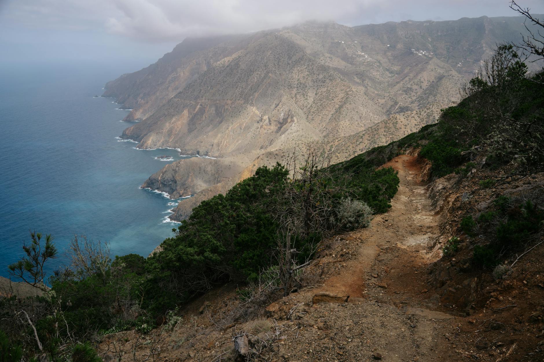 Strome klify wybrzeża Vallehermoso na wyspie La Gomera