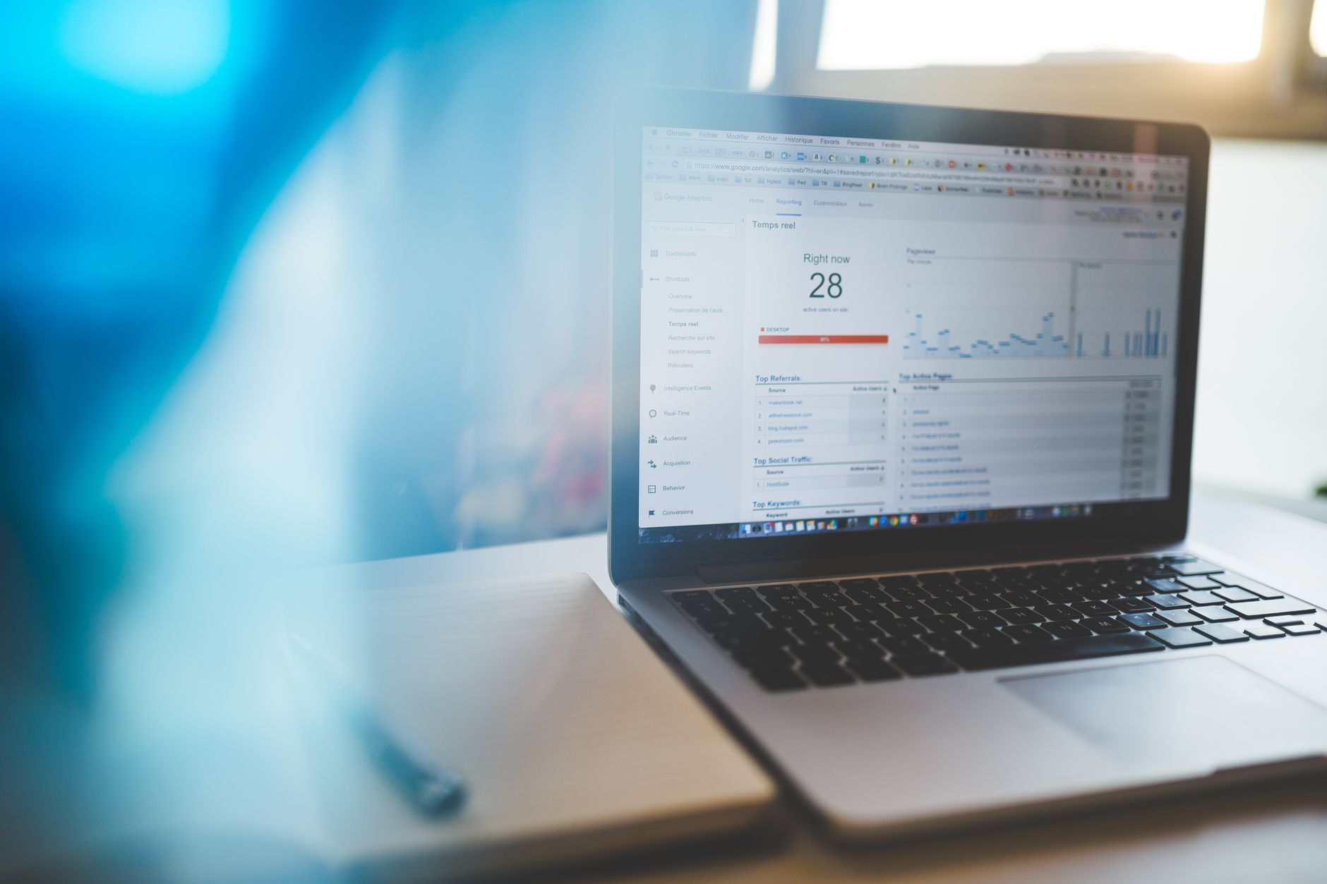 Laptop z wykresem Google Analytics w nowoczesnym biurze DevOps
