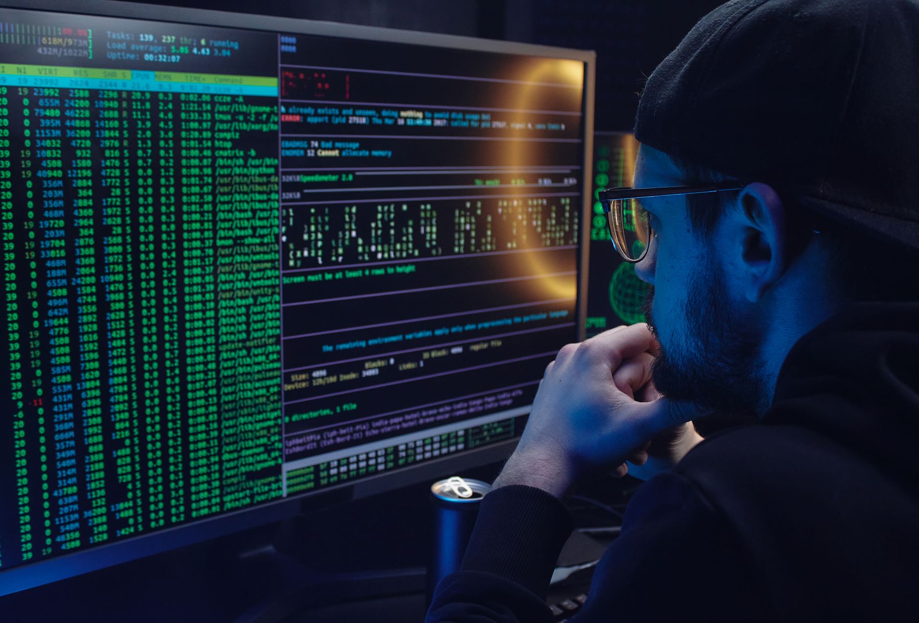 Programista przy dwóch monitorach konfiguruje pipeline CI/CD dla IoT